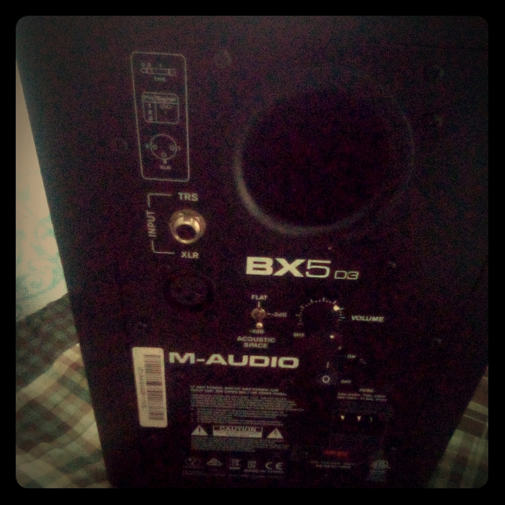 Bx5 M-Audio solo studio speaker